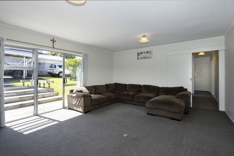 Photo of property in 23 Luckens Road, West Harbour, Auckland, 0618