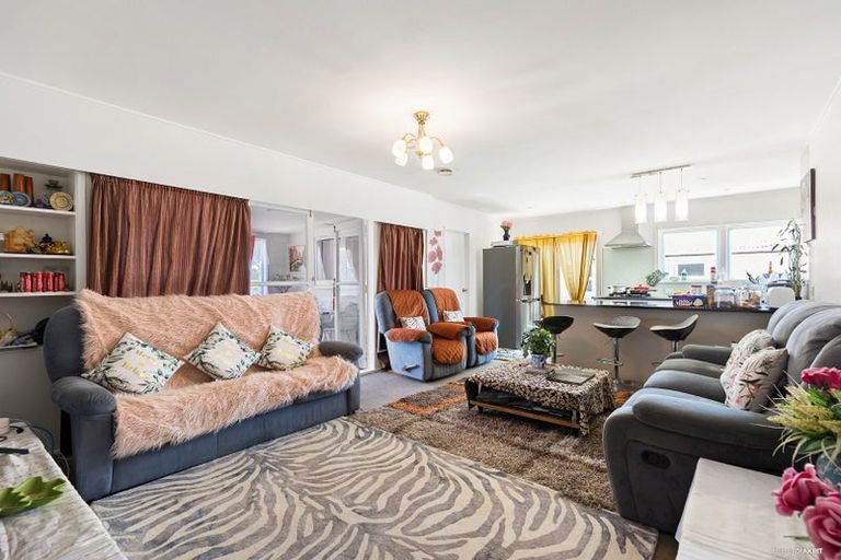 Photo of property in 30 Laureston Avenue, Papatoetoe, Auckland, 2025