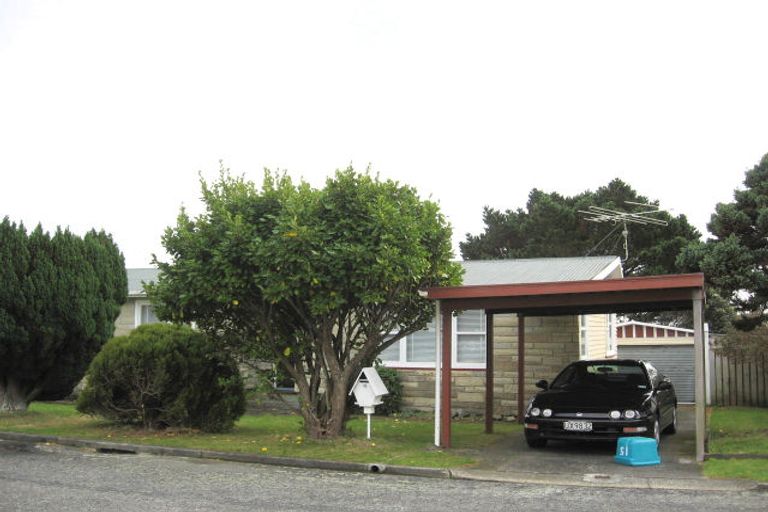 Photo of property in 15 Griffiths Grove, Newlands, Wellington, 6037