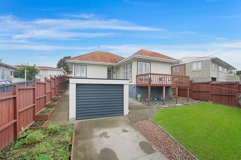 Photo of property in 9 Sheehan Road, Te Atatu South, Auckland, 0610
