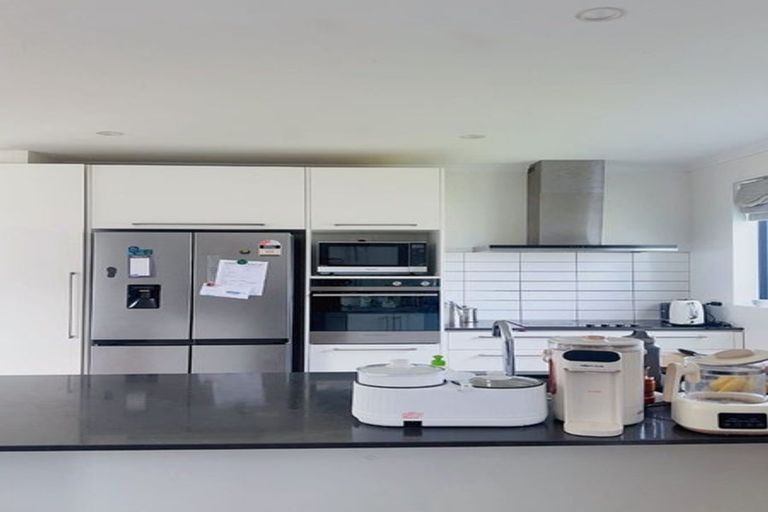 Photo of property in 2 Manutewhau Road, Massey, Auckland, 0614