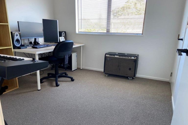 Photo of property in 2a Rixon Place, Te Atatu Peninsula, Auckland, 0610