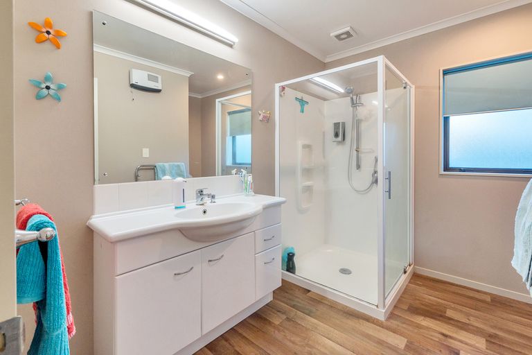 Photo of property in 1 Valley Road, Waiuku, 2123