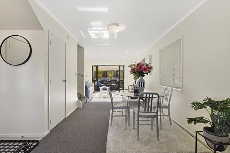 Photo of property in 14 Verdale Circle, Glen Eden, Auckland, 0602