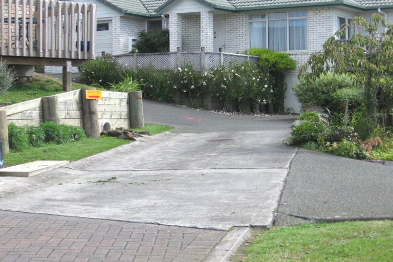 Photo of property in 33 Regents Park Place, Westgate, Auckland, 0614