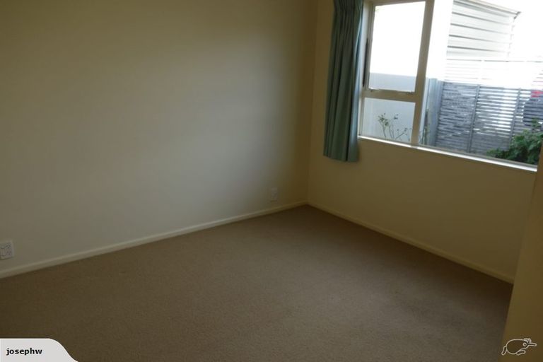 Photo of property in 6b Kinapori Terrace, Newlands, Wellington, 6037