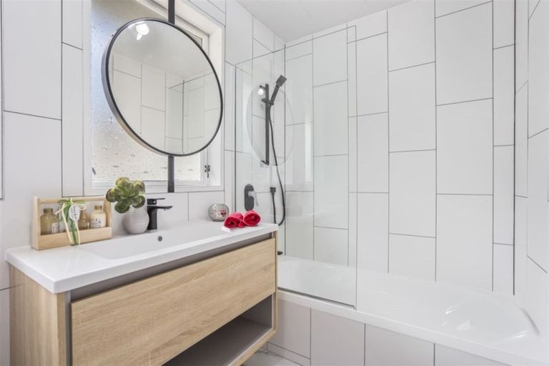 Photo of property in 17 Magdalen Place, West Harbour, Auckland, 0618