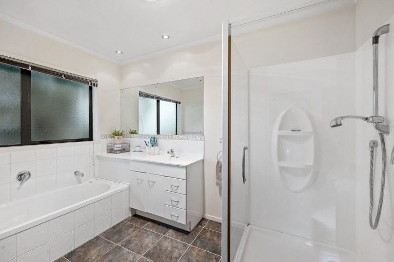 Photo of property in 60 Cabeleigh Drive, Helensville, 0800