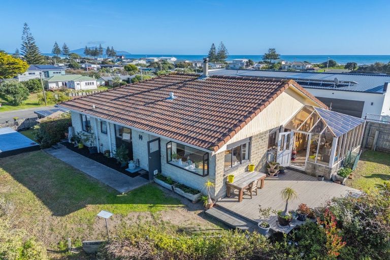 Photo of property in 14 Koromiko Street, Otaki Beach, Otaki, 5512