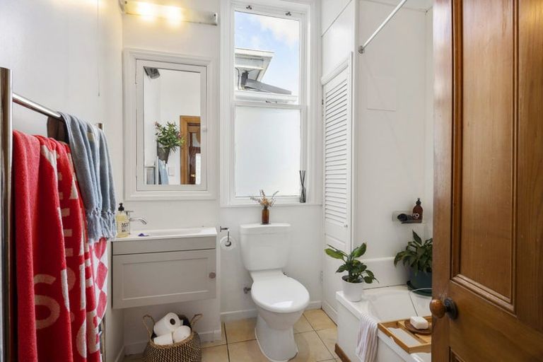 Photo of property in 18 Porritt Avenue, Mount Victoria, Wellington, 6011