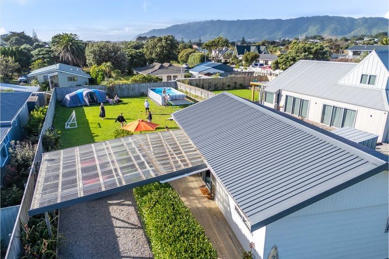 Photo of property in 7 Eruini Street, Waikanae Beach, Waikanae, 5036