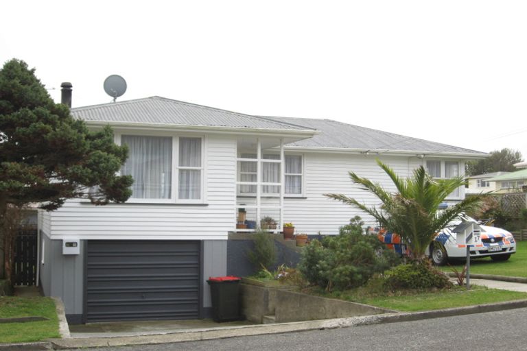 Photo of property in 17 Griffiths Grove, Newlands, Wellington, 6037