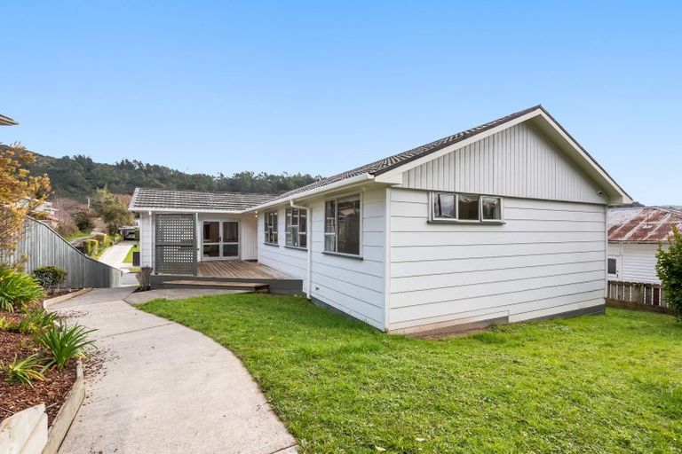 Photo of property in 4 Thomson Grove, Stokes Valley, Lower Hutt, 5019