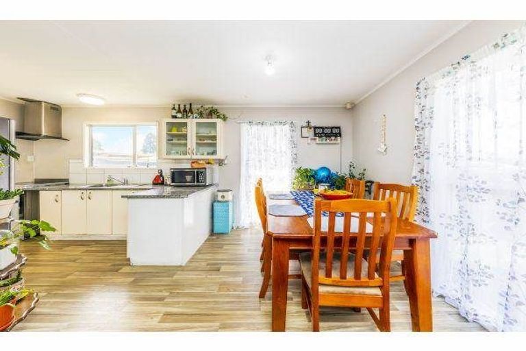 Photo of property in 137 Mahia Road, Wattle Downs, Auckland, 2103