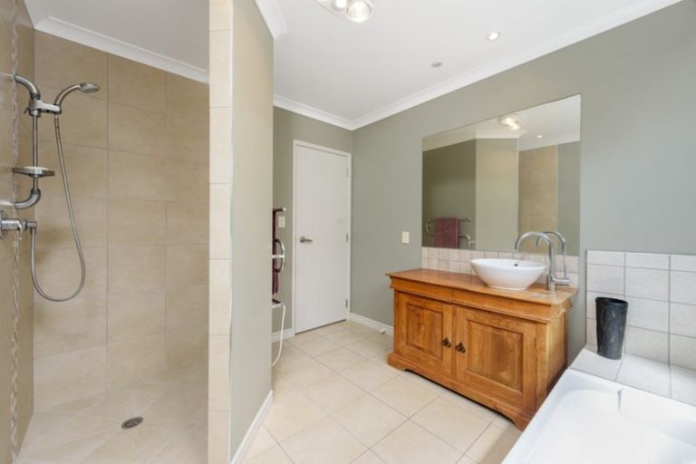 Photo of property in 2 Paul Close, Papamoa Beach, Papamoa, 3118
