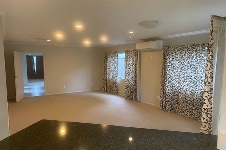 Photo of property in 28 Heidi Crescent, Flat Bush, Auckland, 2016