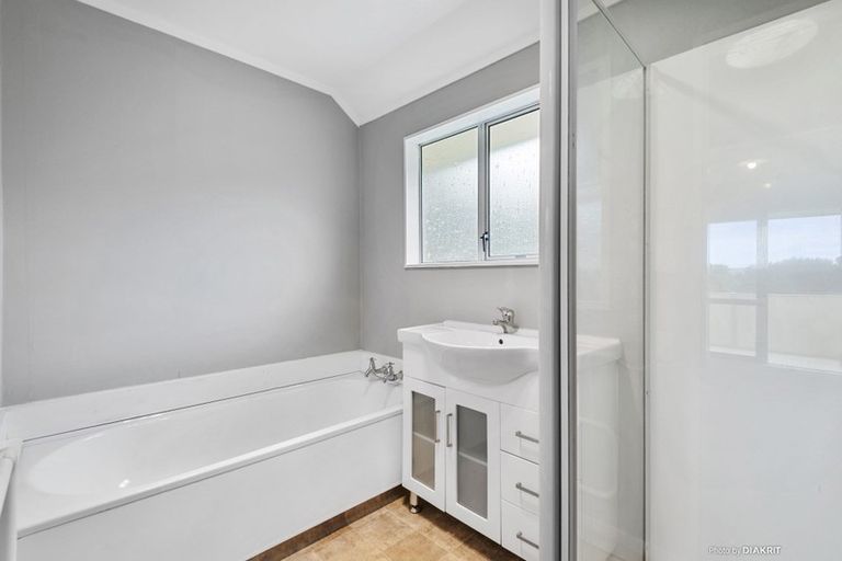 Photo of property in 5 Pimlico Place, Newlands, Wellington, 6037