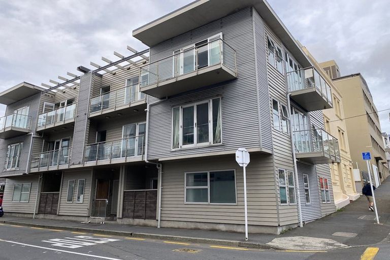 Photo of property in 41u2 Home Street, Mount Victoria, Wellington, 6011
