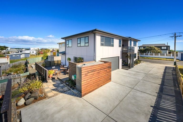 Photo of property in 17 Marine Parade South, Foxton Beach, Foxton, 4815