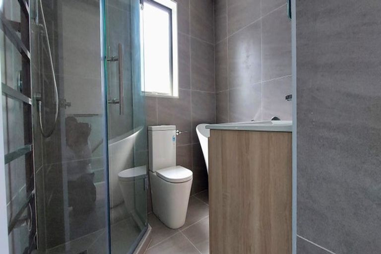 Photo of property in 20a Mackenzie Street, Te Atatu South, Auckland, 0610