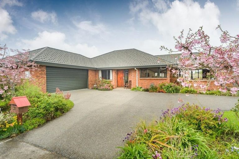 Photo of property in 31 Johnstone Drive, Fitzherbert, Palmerston North, 4410