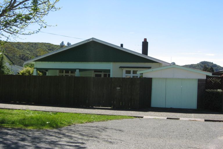 Photo of property in 59 Broadway, Picton, 7220