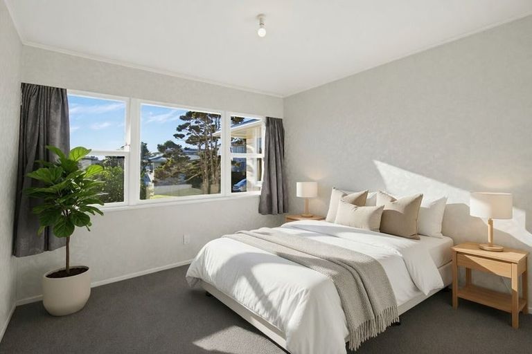 Photo of property in 31 Link Road, Newlands, Wellington, 6037