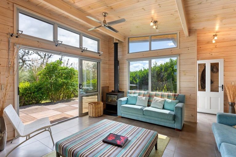 Photo of property in 32 Reay Mackay Grove, Waikawa Beach, Manakau, 5573