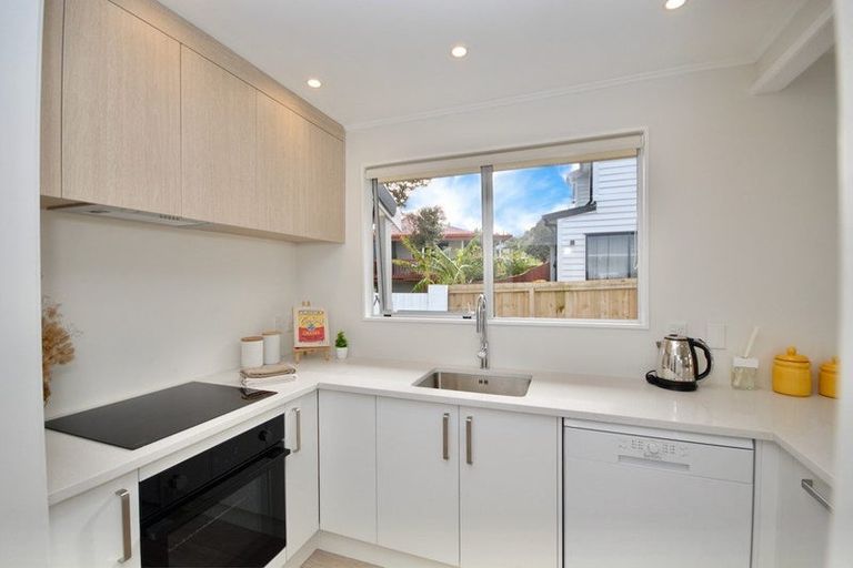 Photo of property in 1/17 Athena Drive, Totara Vale, Auckland, 0629
