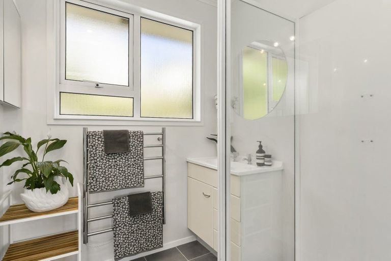 Photo of property in 15 Paparangi Crescent, Paparangi, Wellington, 6037