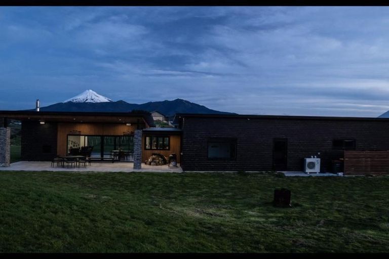 Photo of property in 5 Te Ara Karoiroa Road, Hurford, New Plymouth, 4374