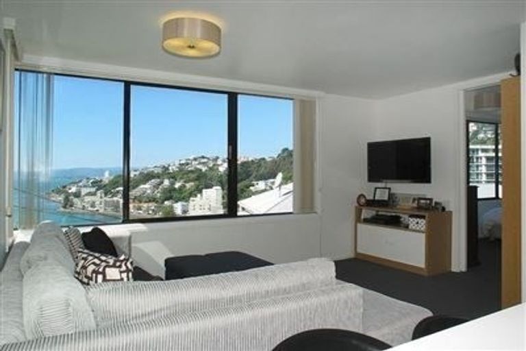 Photo of property in 2f3 Oriental Terrace, Mount Victoria, Wellington, 6011
