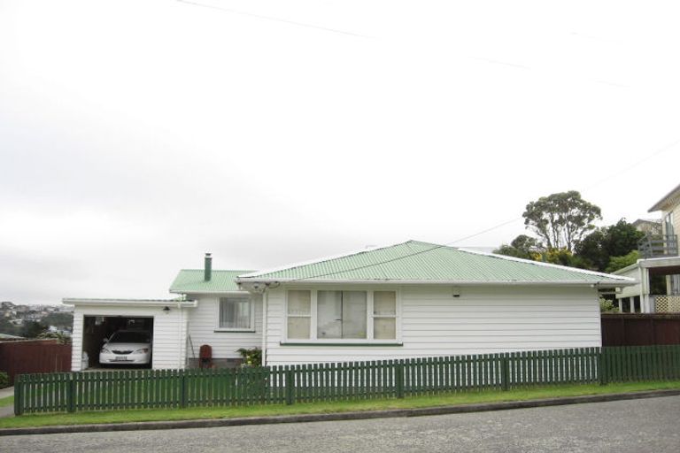 Photo of property in 21 Griffiths Grove, Newlands, Wellington, 6037