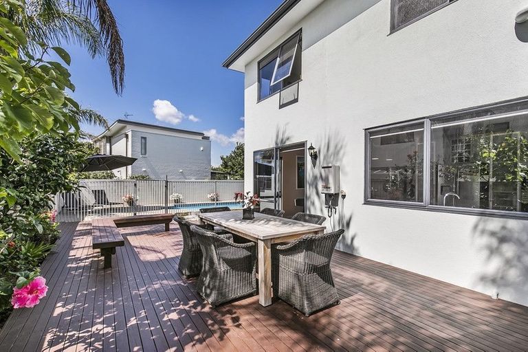 Photo of property in 23 Onemana Way, Te Atatu Peninsula, Auckland, 0610