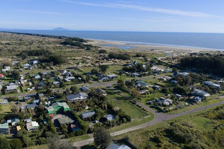 Photo of property in 20 Hokio Road, Hokio Beach, Levin, 5571
