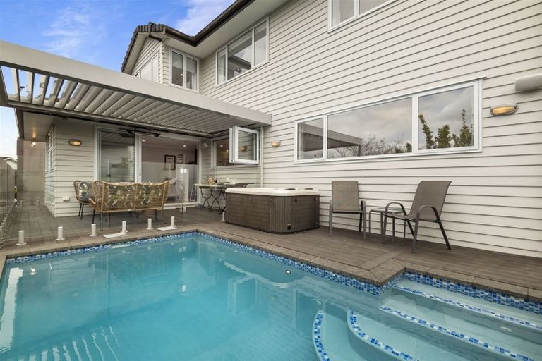 Photo of property in 12 Ilam Lane, Fairview Heights, Auckland, 0632