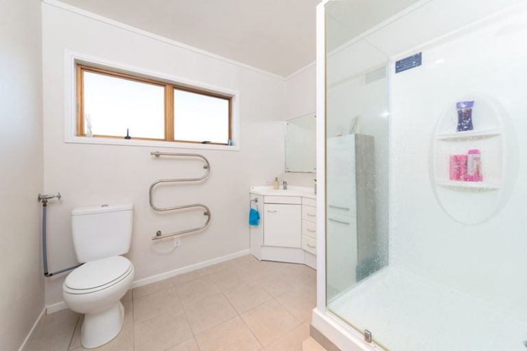 Photo of property in 9a/1 Tawa Road, Te Atatu Peninsula, Auckland, 0610