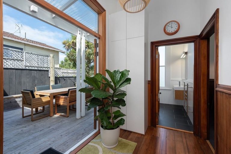 Photo of property in 82 Creswick Terrace, Northland, Wellington, 6012