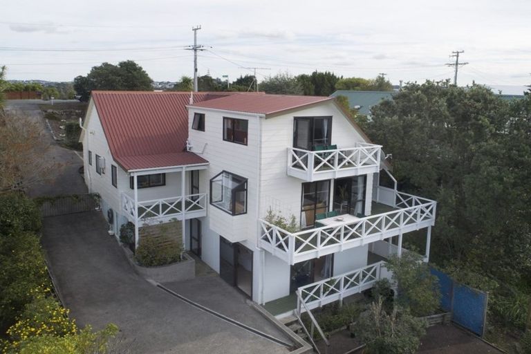 Photo of property in 11 Moffat Road, Red Beach, 0932