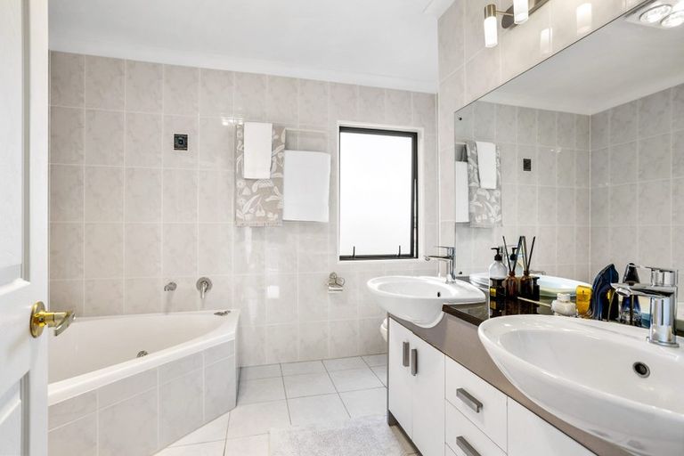 Photo of property in 25 Piriti Drive, Te Atatu Peninsula, Auckland, 0610