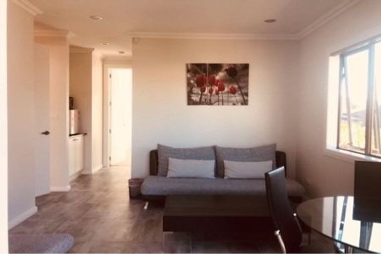 Photo of property in 4 Colliston Rise, Pinehill, Auckland, 0632