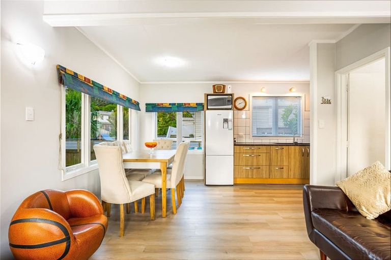 Photo of property in 1/9 Norman Road, Titirangi, Auckland, 0604