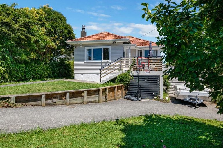 Photo of property in 70 Savoy Road, Glen Eden, Auckland, 0602