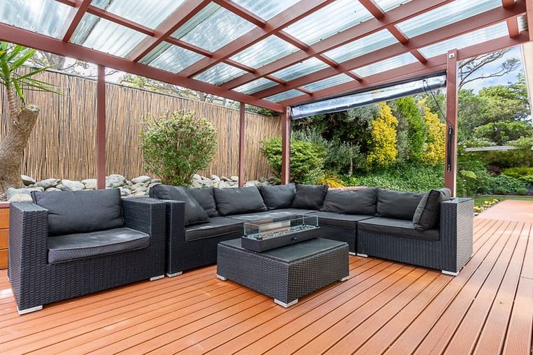 Photo of property in 16 Griffiths Grove, Newlands, Wellington, 6037