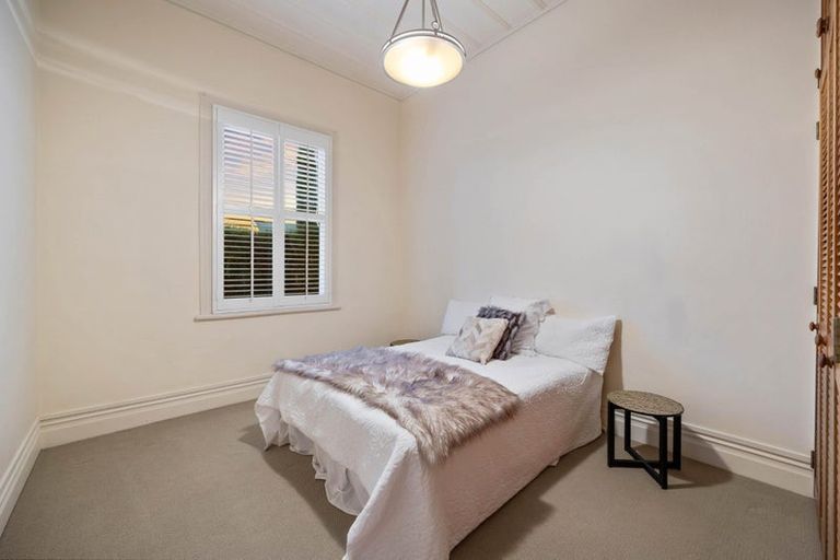 Photo of property in 5 Queen Street, Northcote Point, Auckland, 0627