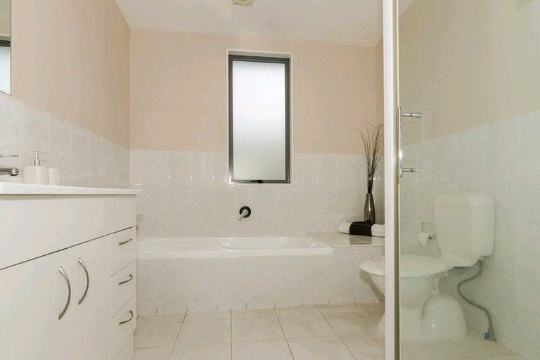 Photo of property in 25/3 Hulme Place, Henderson, Auckland, 0612