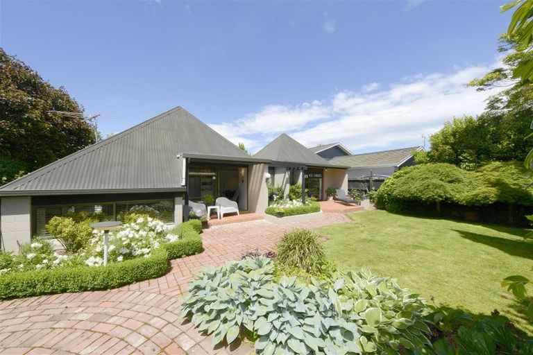 Photo of property in 18 Highland Place, Avonhead, Christchurch, 8042