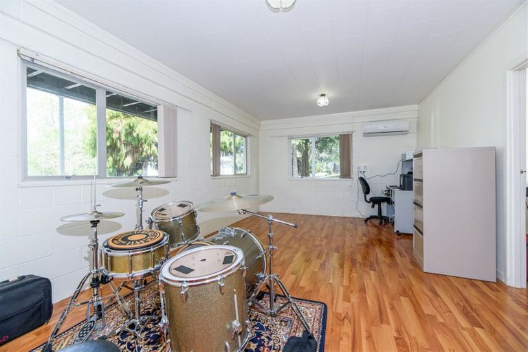 Photo of property in 27 Crompton Road, Massey, Auckland, 0614