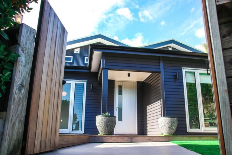 Photo of property in 116 Nevay Road, Karaka Bays, Wellington, 6022