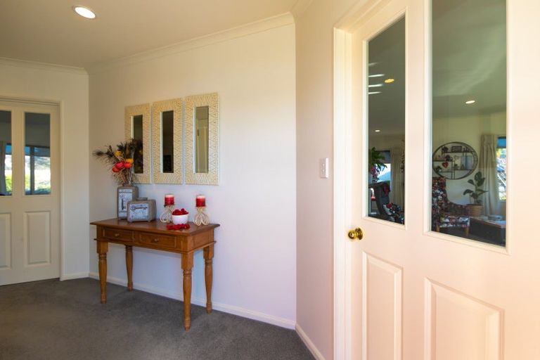 Photo of property in 33 Kensington Drive, Taradale, Napier, 4112